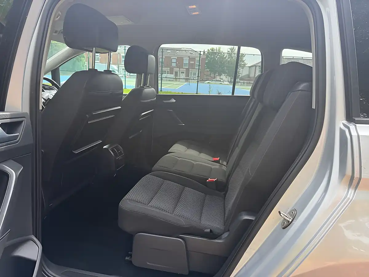 Used 2017 Volkswagen Touran Se Silver - Interior and Exterior details 13