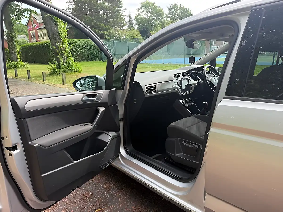 Used 2017 Volkswagen Touran Se Silver - Interior and Exterior details 14