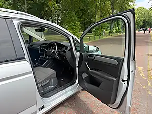 Used 2017 Volkswagen Touran Se Silver - Interior and Exterior details 9