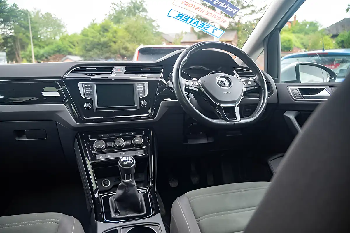 Used 2017 Volkswagen Touran Sel Reflex Silver - Interior and Exterior details 17