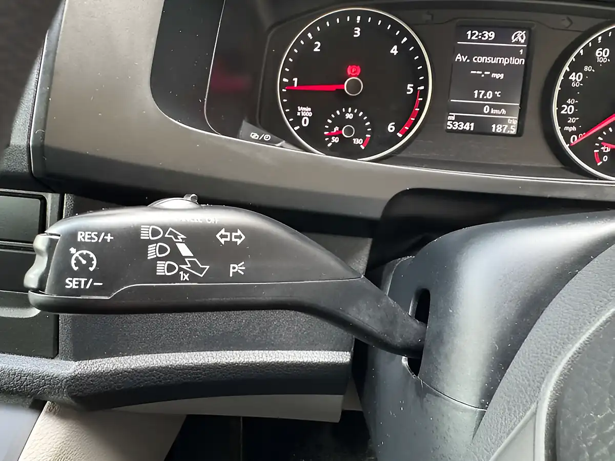 Used 2017 Volkswagen Transporter Trendline Blue - Interior and Exterior details 17
