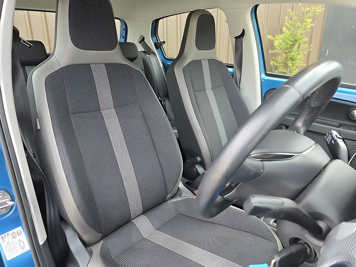 Used 2017 Volkswagen Up! High Up! Blue - Interior and Exterior details 6