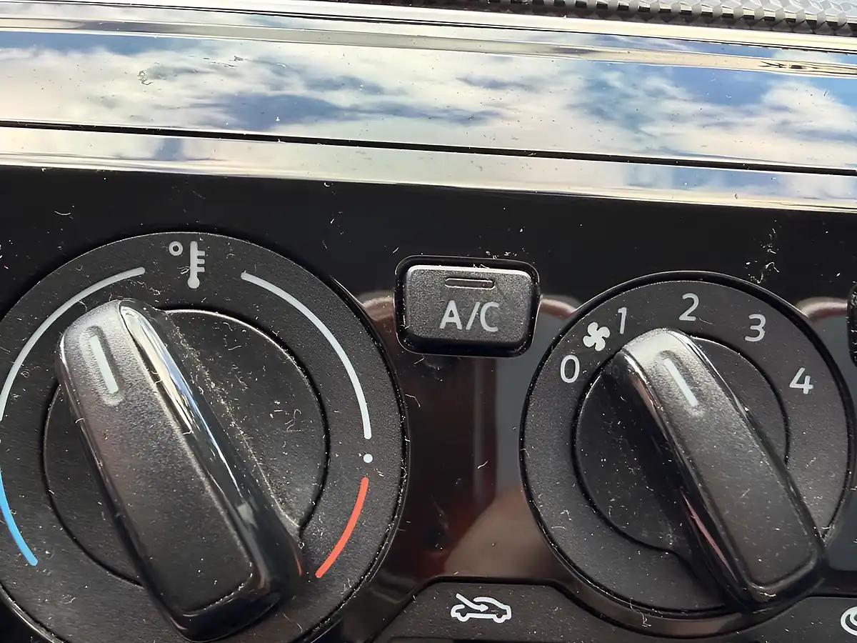 Used 2017 Volkswagen Up! Move Up! Silver - Interior and Exterior details 12