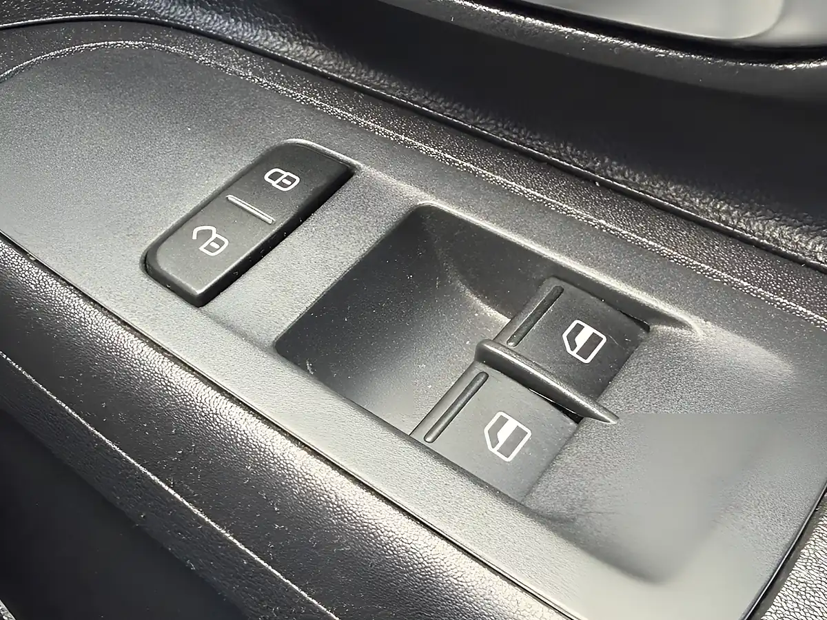 Used 2017 Volkswagen Up! Move Up! Silver - Interior and Exterior details 13