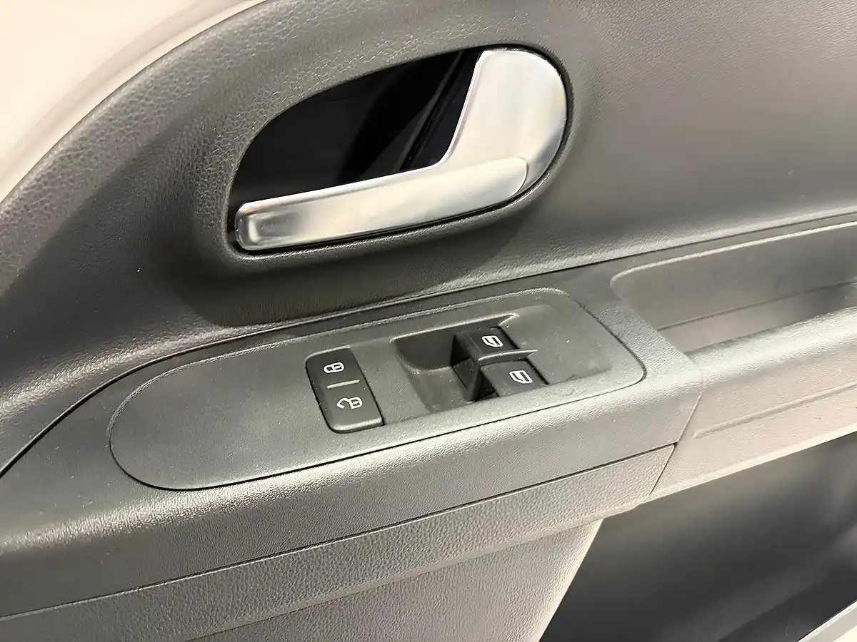Used 2017 Volkswagen Up! Move Up! White - Interior and Exterior details 18