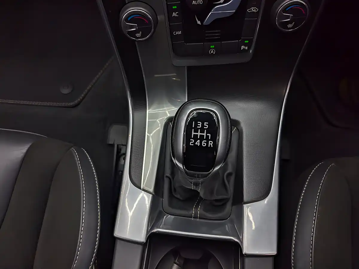 Used 2017 Volvo S60 R-Design Nav Ice White - Interior and Exterior details 13