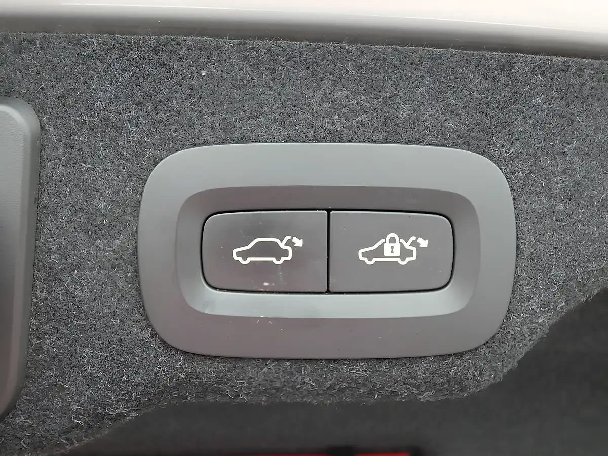 Used 2017 Volvo S90 Inscription Bright Silver - Interior and Exterior details 16