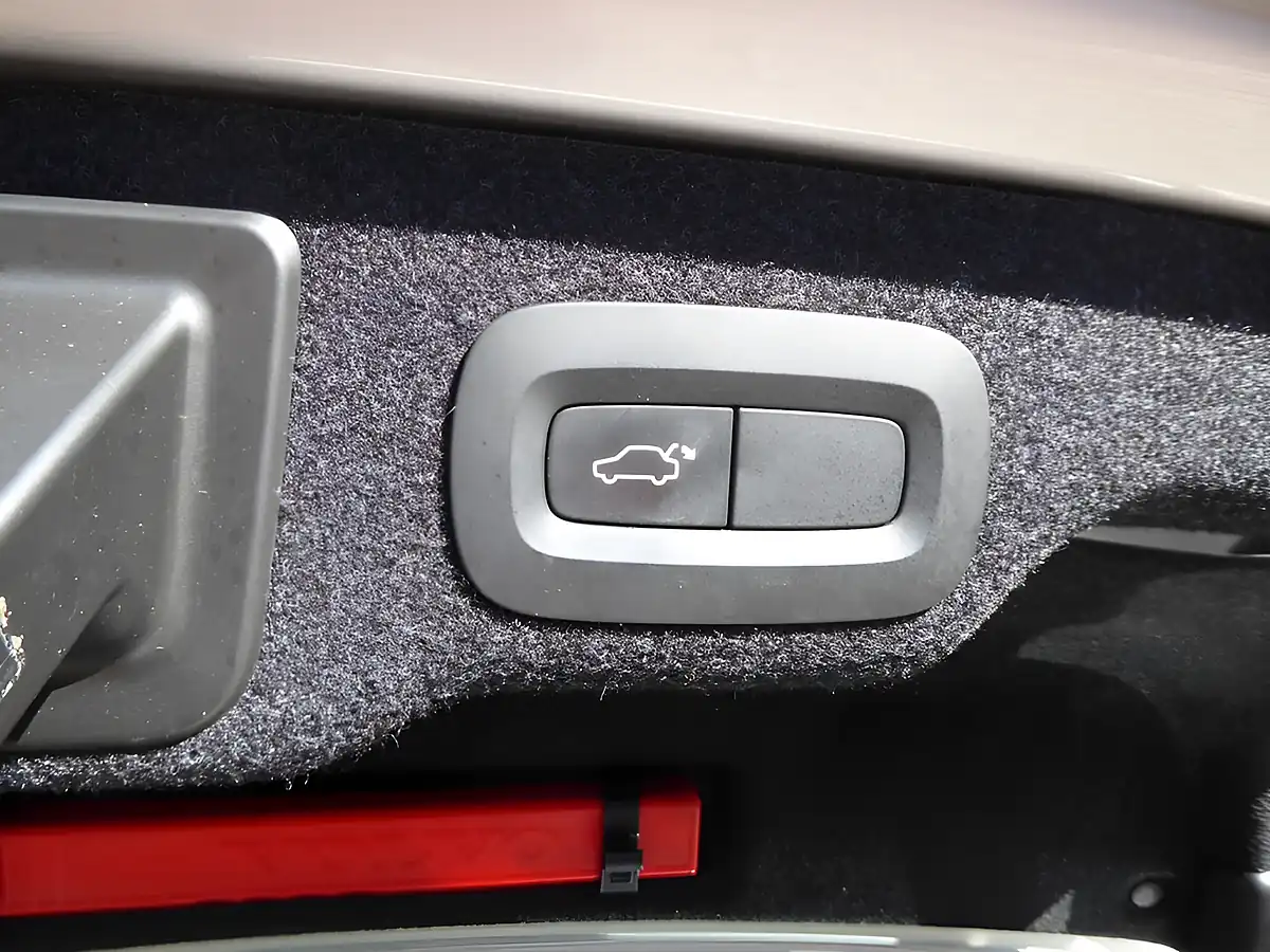 Used 2017 Volvo S90 Momentum Silver - Interior and Exterior details 19