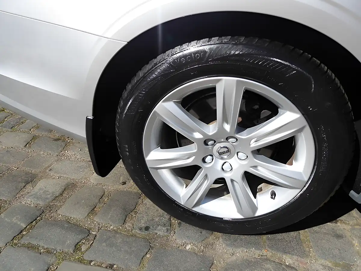 Used 2017 Volvo S90 Momentum Silver - Interior and Exterior details 9