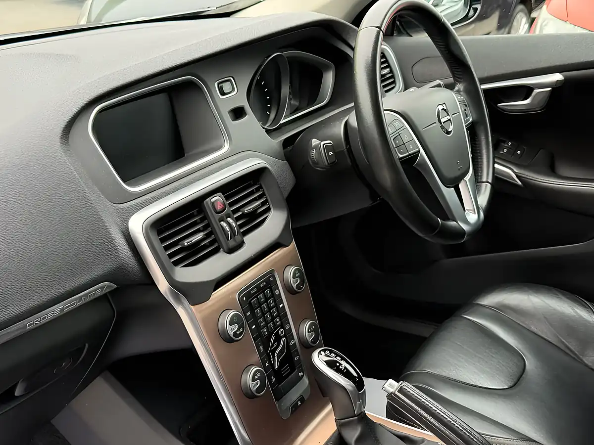 Used 2017 Volvo V40 Cross Country Pro Osmium Grey - Interior and Exterior details 13