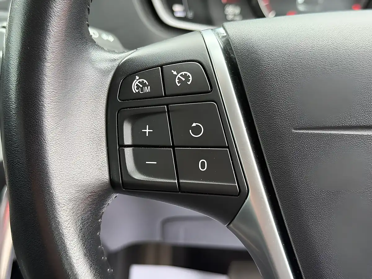 Used 2017 Volvo V40 Cross Country Pro Osmium Grey - Interior and Exterior details 19