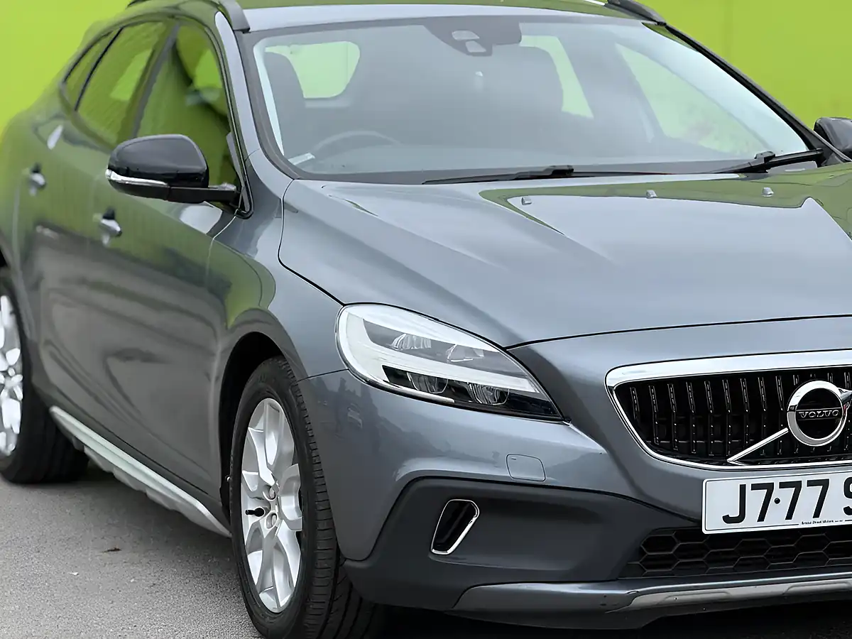 Used 2017 Volvo V40 Cross Country Pro Osmium Grey - Interior and Exterior details 3