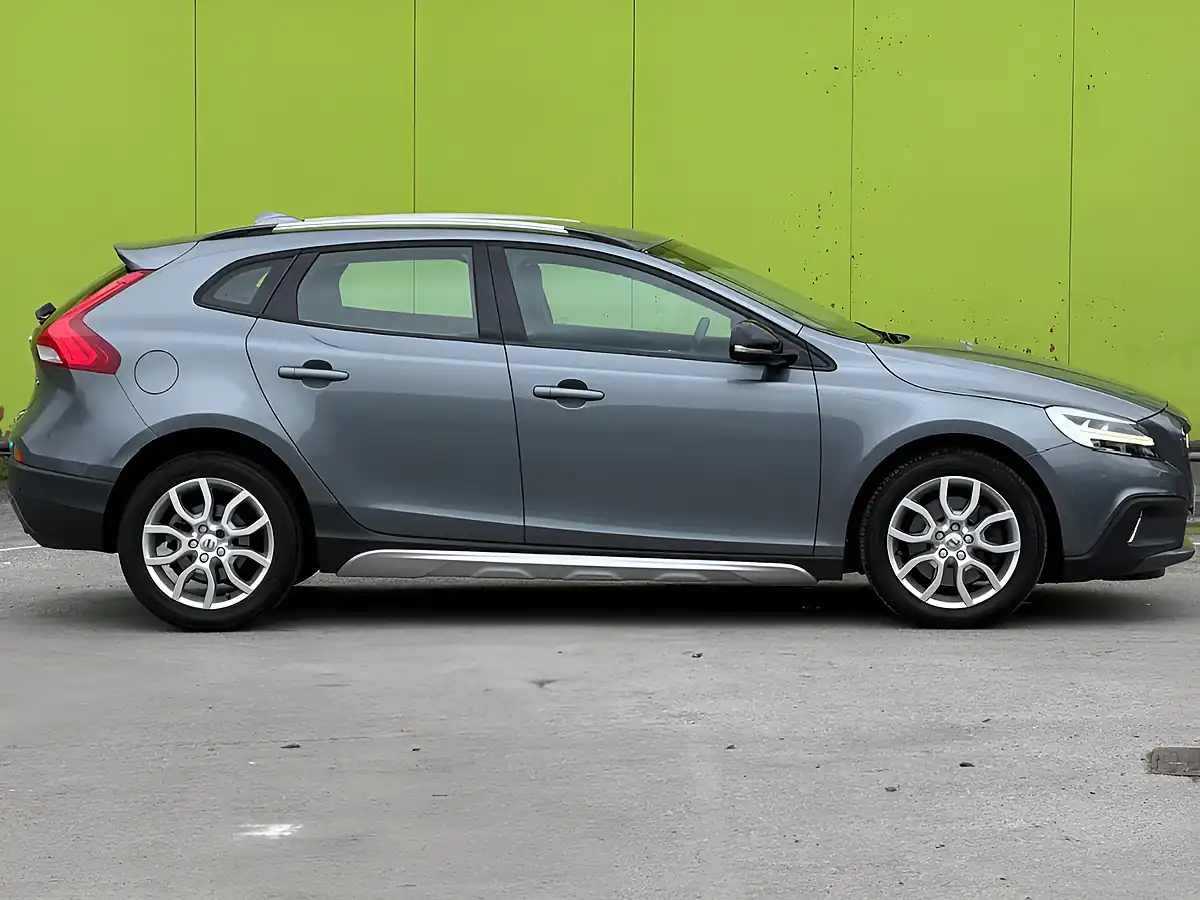 Used 2017 Volvo V40 Cross Country Pro Osmium Grey - Interior and Exterior details 9