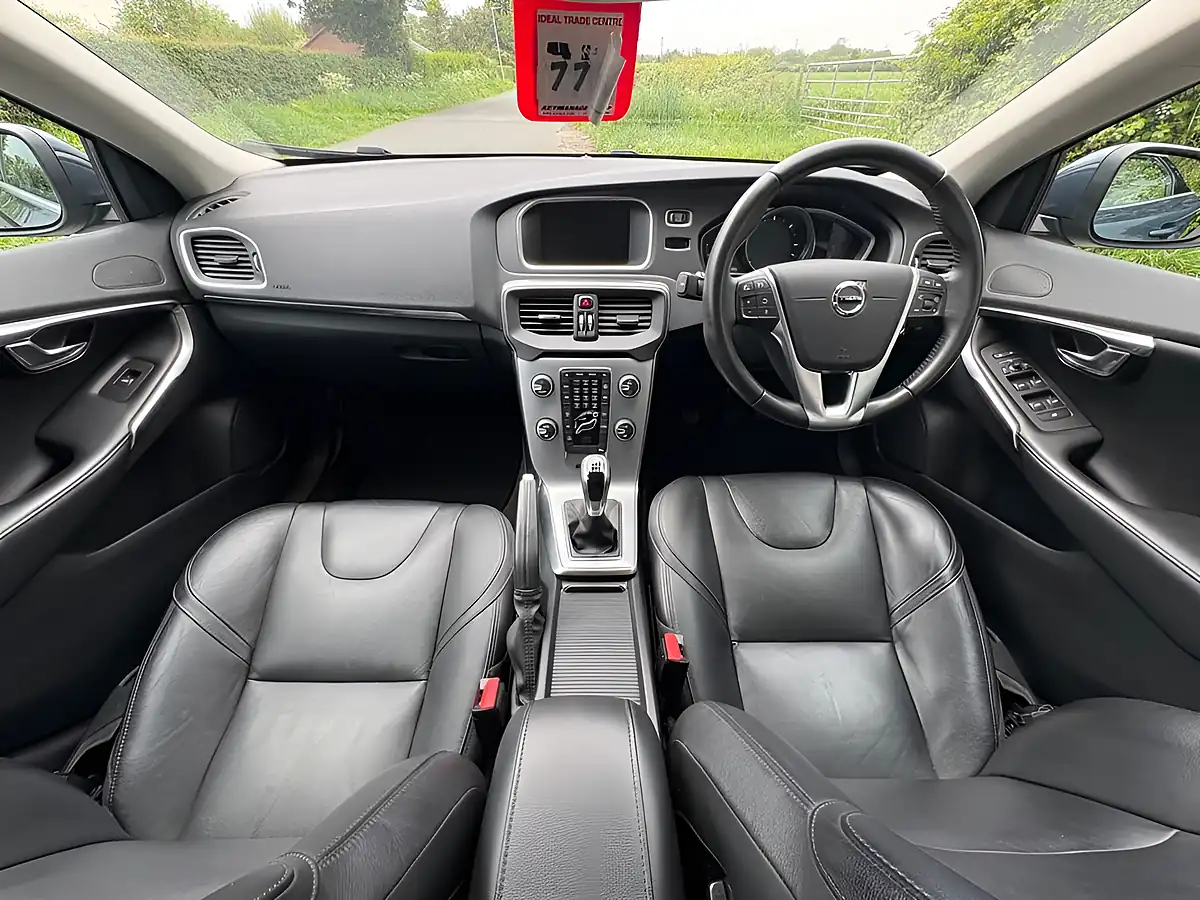 Used 2017 Volvo V40 Inscription Denim Blue - Interior and Exterior details 10