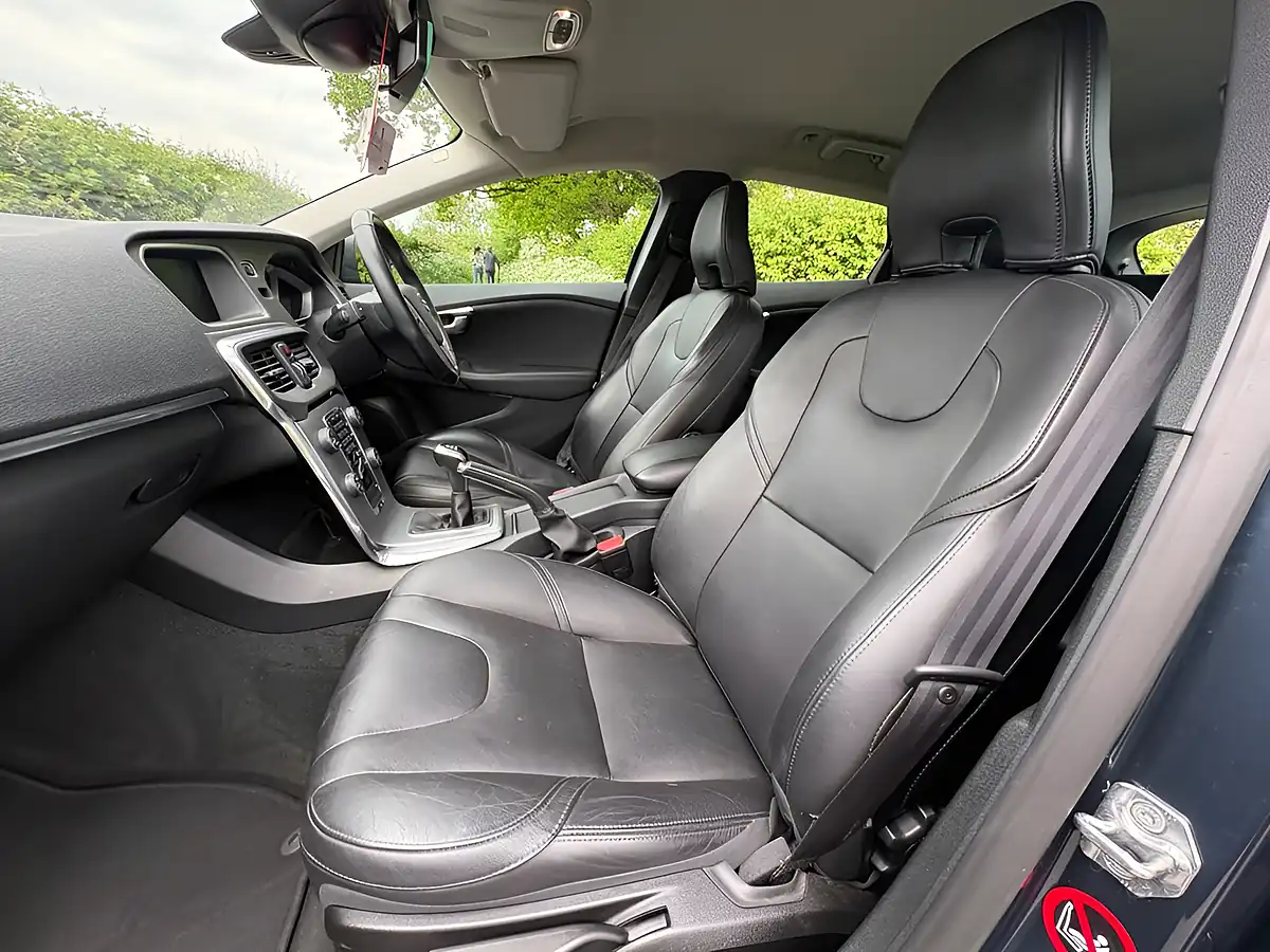 Used 2017 Volvo V40 Inscription Denim Blue - Interior and Exterior details 11