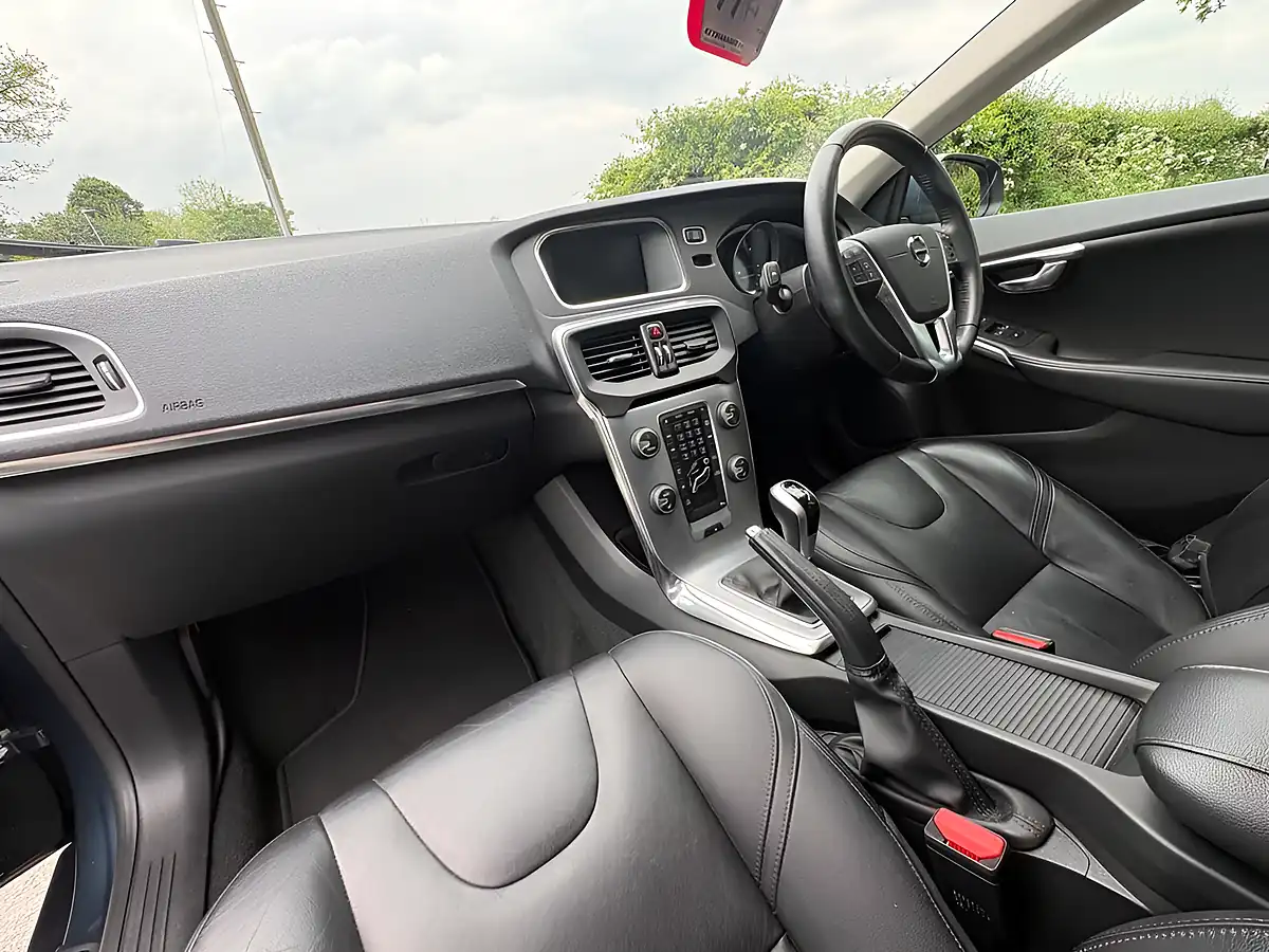 Used 2017 Volvo V40 Inscription Denim Blue - Interior and Exterior details 13