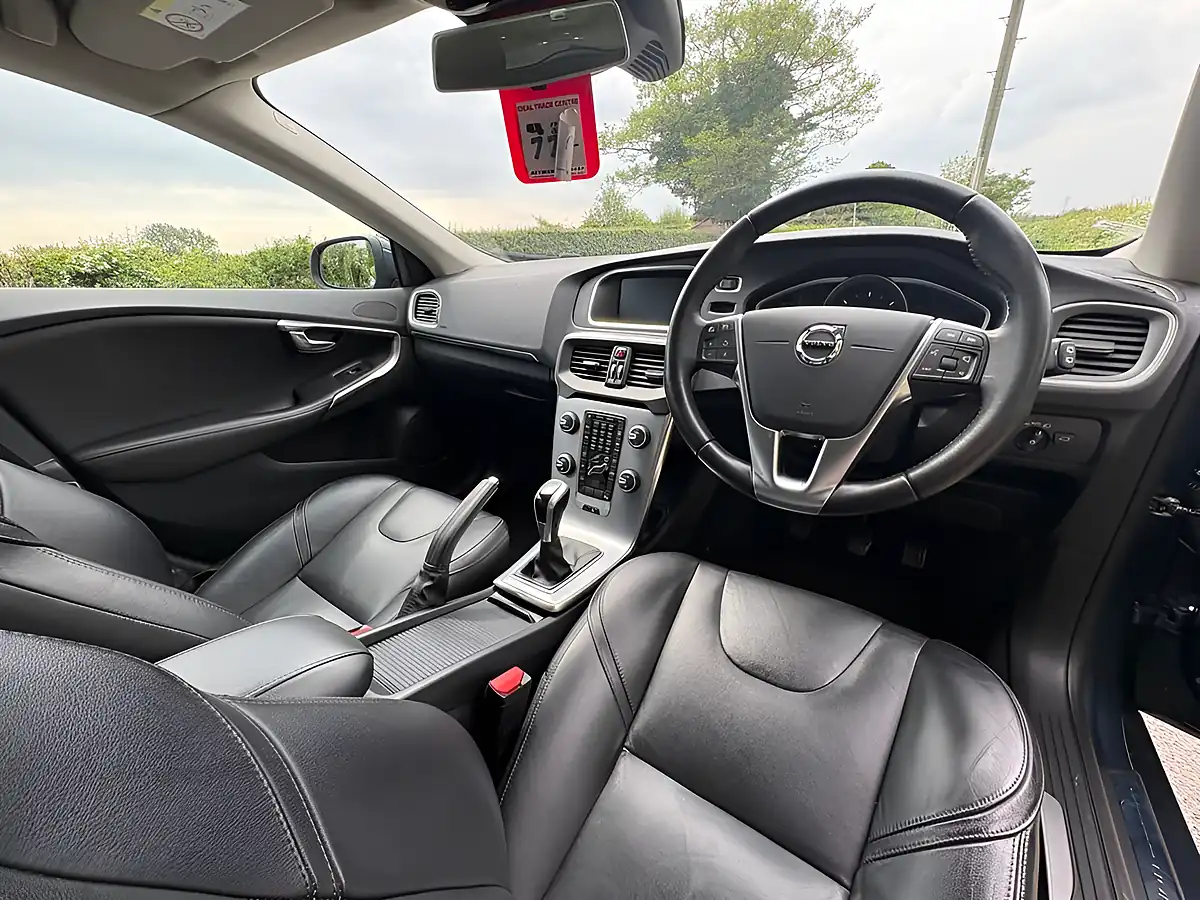 Used 2017 Volvo V40 Inscription Denim Blue - Interior and Exterior details 14