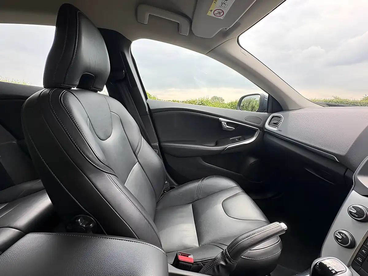 Used 2017 Volvo V40 Inscription Denim Blue - Interior and Exterior details 15