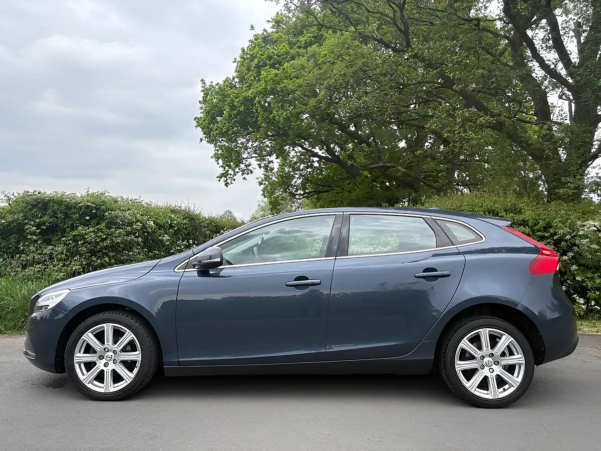 Used 2017 Volvo V40 Inscription Denim Blue - Interior and Exterior details 4