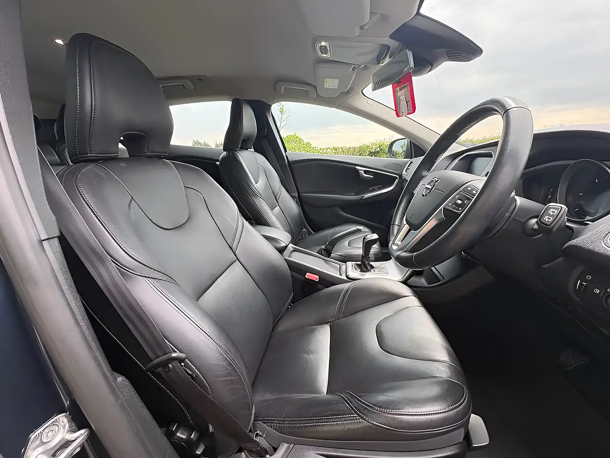 Used 2017 Volvo V40 Inscription Denim Blue - Interior and Exterior details 9