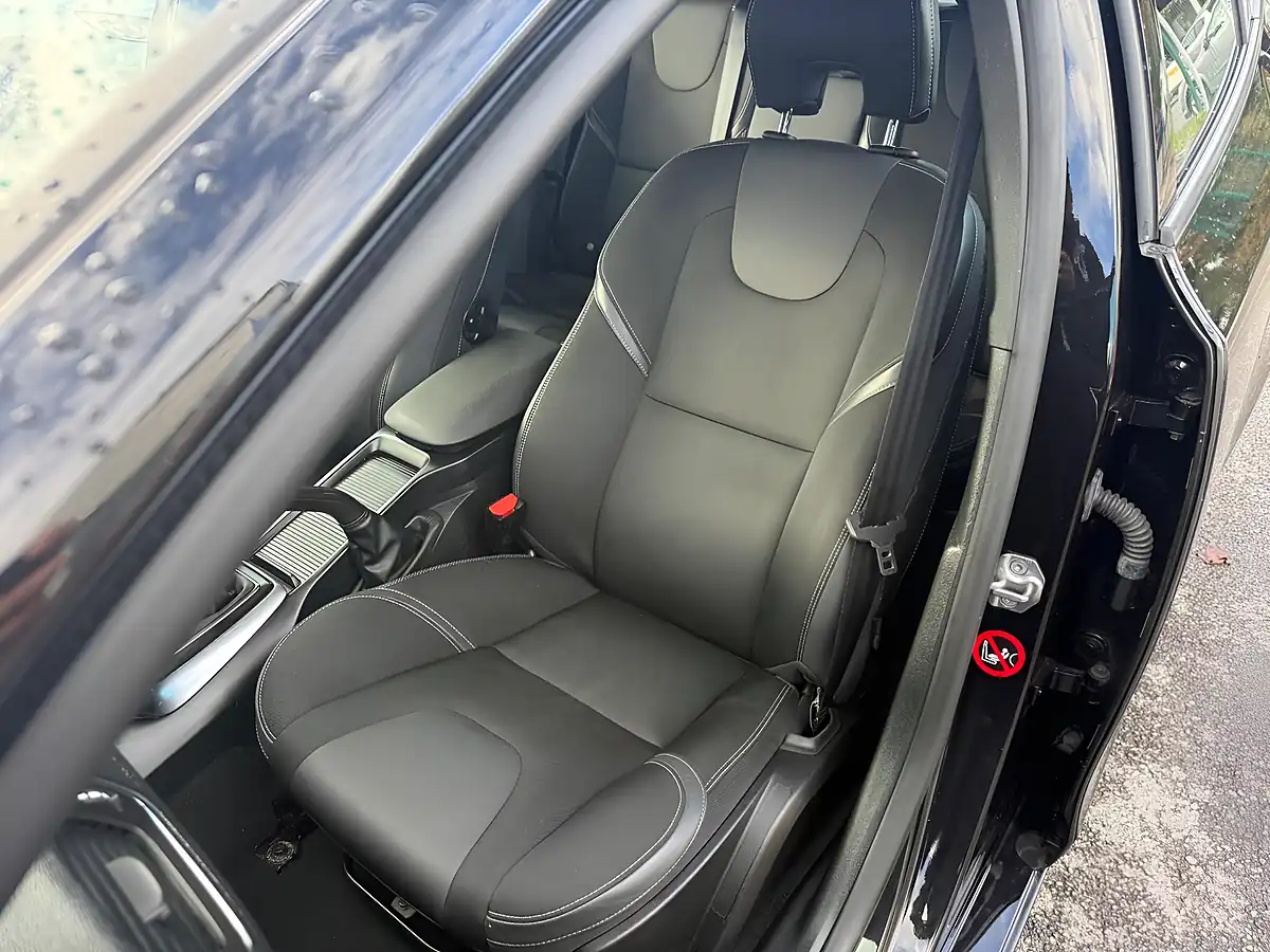 Used 2017 Volvo V40 Momentum Black - Interior and Exterior details 19