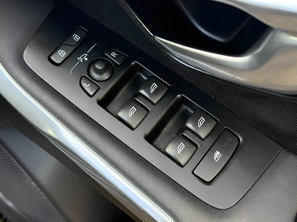 Used 2017 Volvo V40 Momentum Black - Interior and Exterior details 20