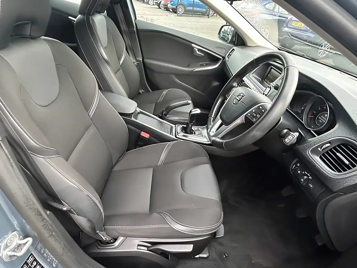 Used 2017 Volvo V40 Momentum Mussel Blue - Interior and Exterior details 10