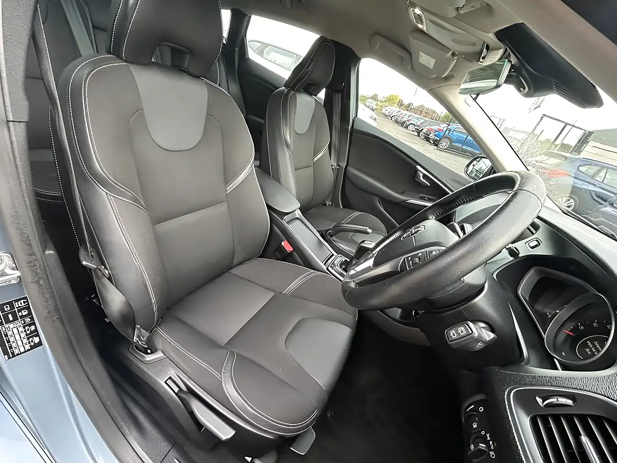 Used 2017 Volvo V40 Momentum Mussel Blue - Interior and Exterior details 11