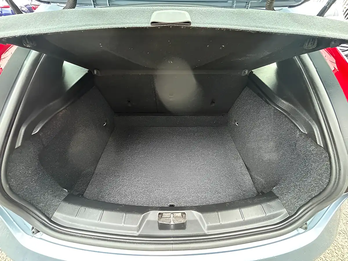 Used 2017 Volvo V40 Momentum Mussel Blue - Interior and Exterior details 13