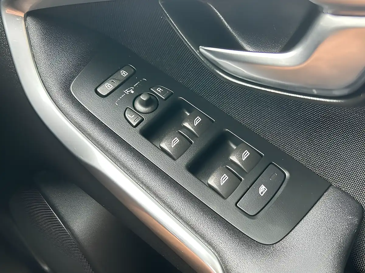 Used 2017 Volvo V40 Momentum Mussel Blue - Interior and Exterior details 19