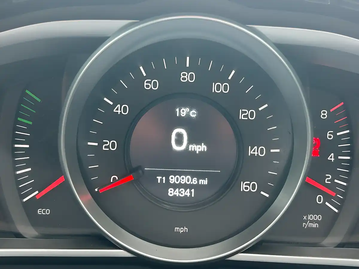 Used 2017 Volvo V40 Momentum Mussel Blue - Interior and Exterior details 20
