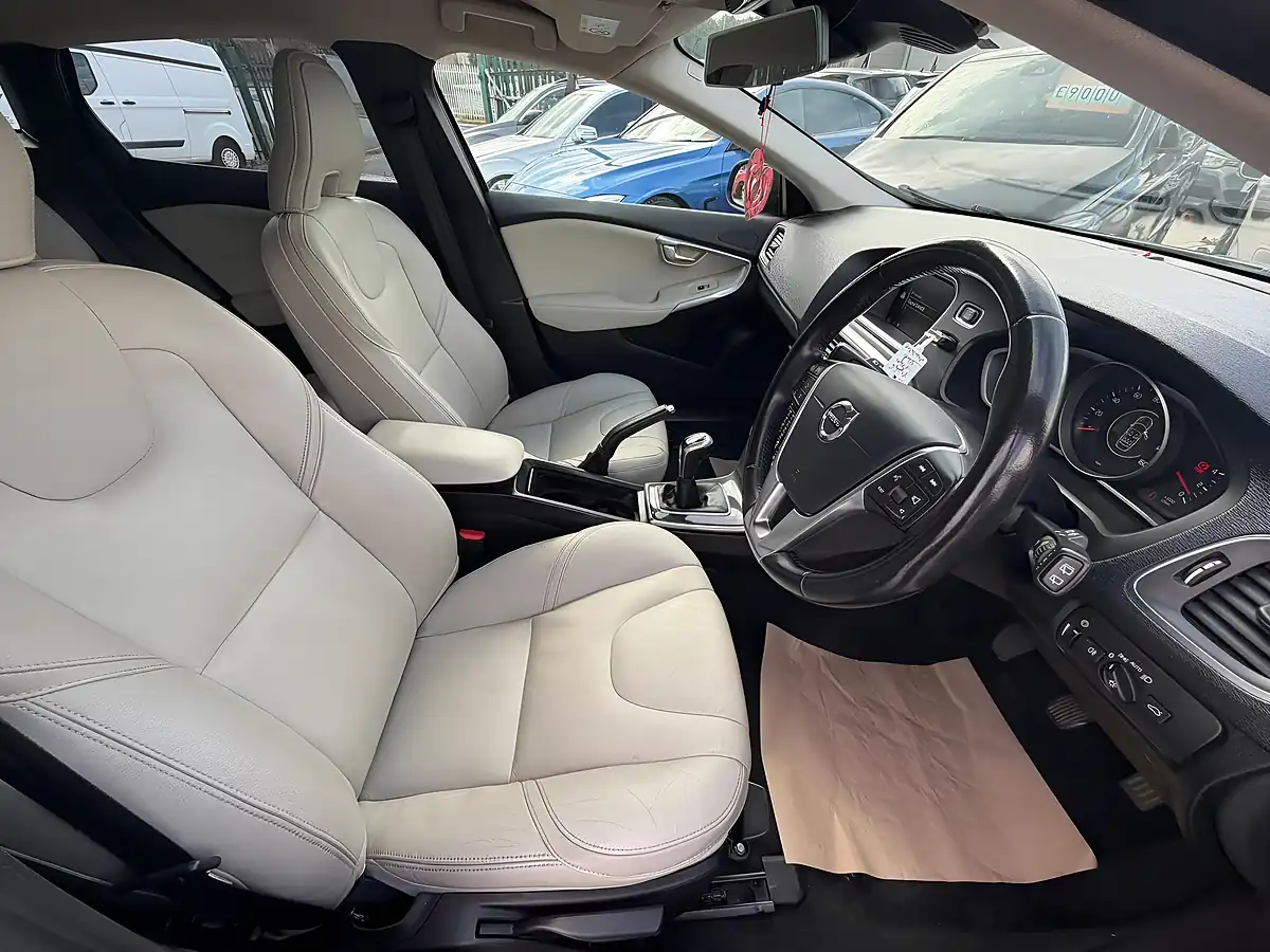 Used 2017 Volvo V40 Momentum Nav Plus Black - Interior and Exterior details 14