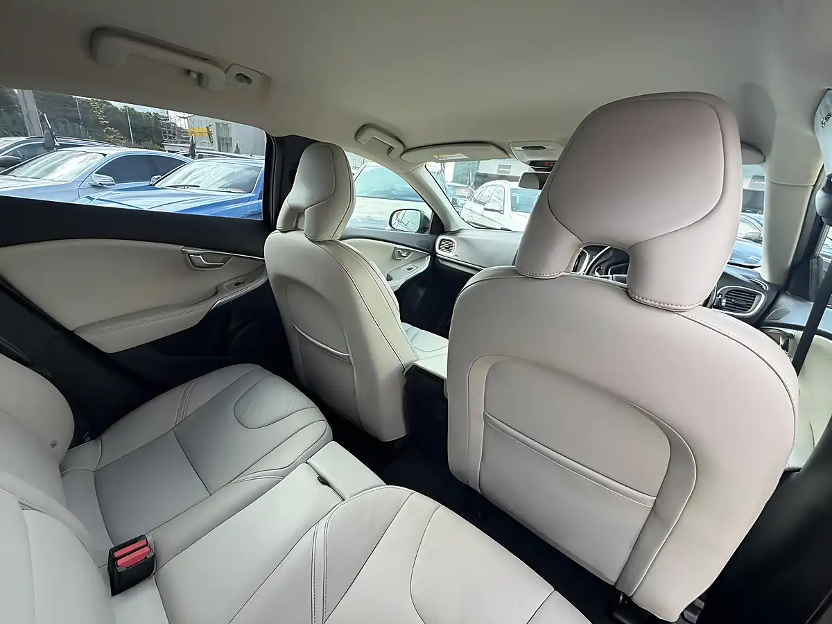 Used 2017 Volvo V40 Momentum Nav Plus Black - Interior and Exterior details 15