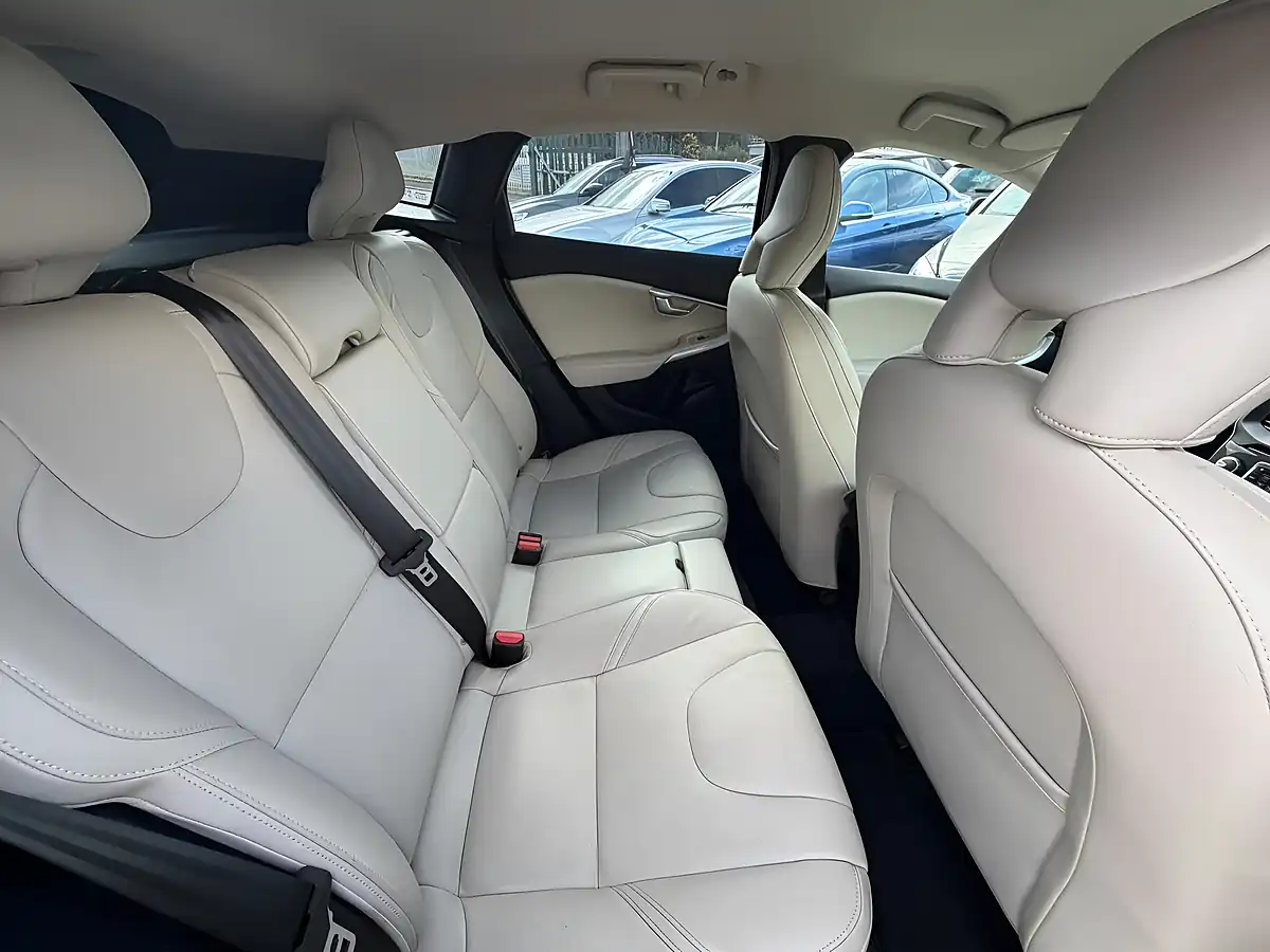 Used 2017 Volvo V40 Momentum Nav Plus Black - Interior and Exterior details 16