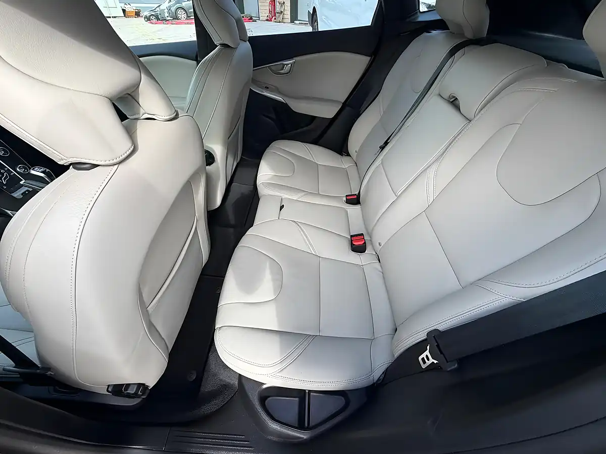 Used 2017 Volvo V40 Momentum Nav Plus Black - Interior and Exterior details 17