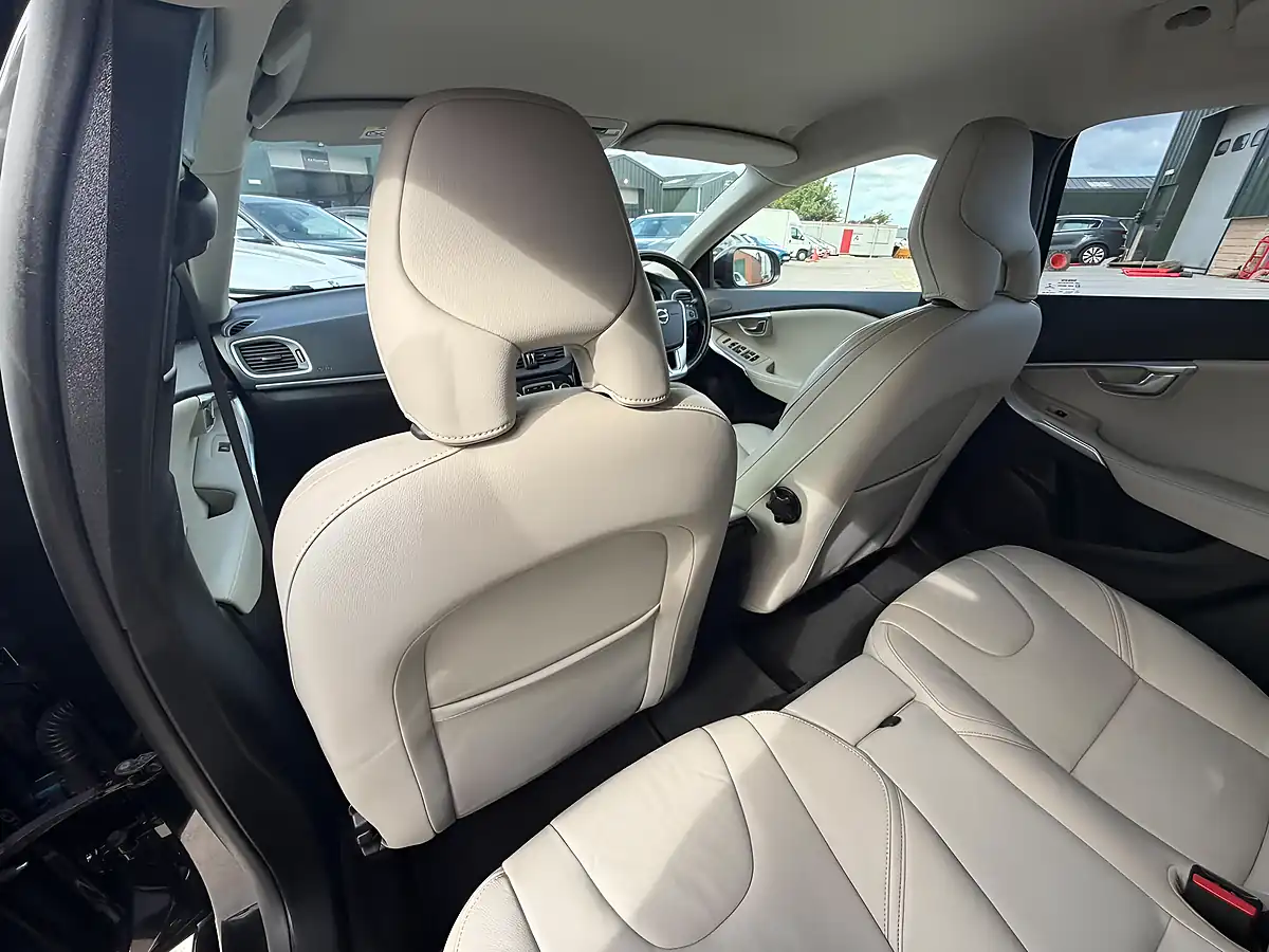 Used 2017 Volvo V40 Momentum Nav Plus Black - Interior and Exterior details 20