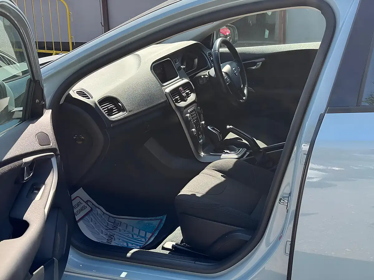 Used 2017 Volvo V40 Momentum Nav Plus Blue - Interior and Exterior details 12
