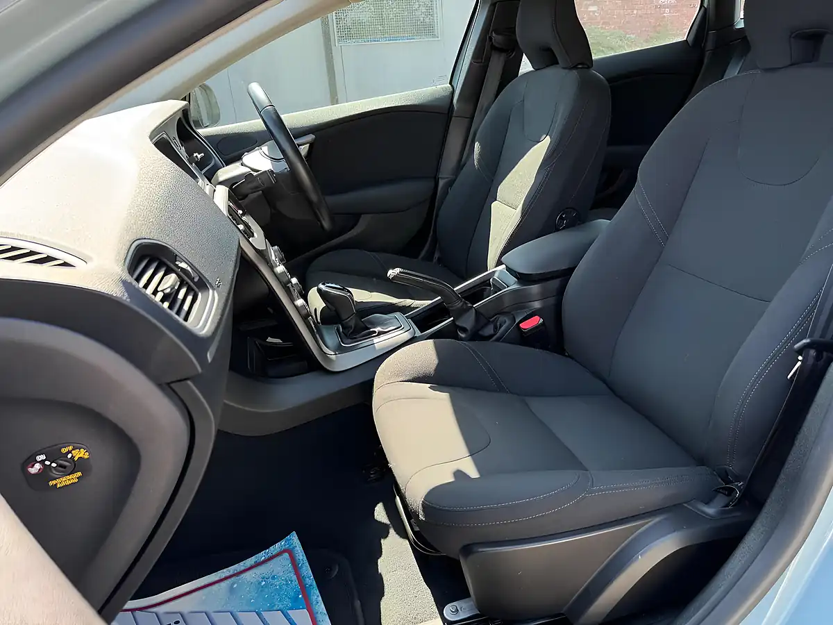 Used 2017 Volvo V40 Momentum Nav Plus Blue - Interior and Exterior details 13