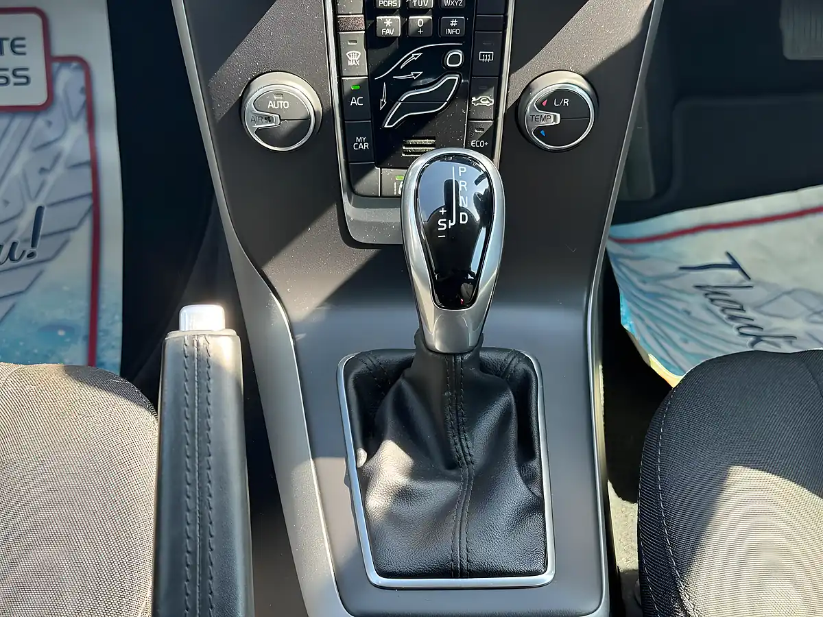 Used 2017 Volvo V40 Momentum Nav Plus Blue - Interior and Exterior details 16