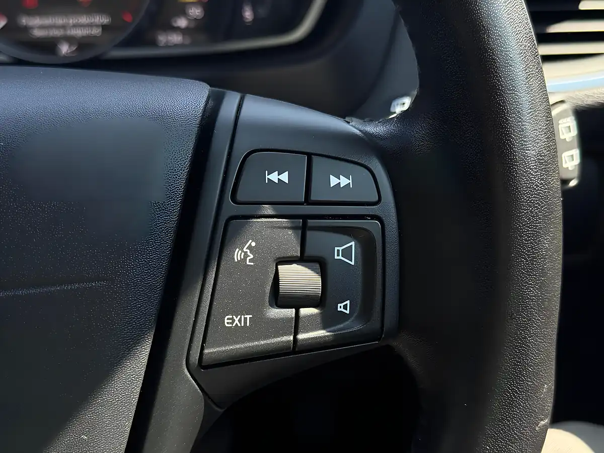 Used 2017 Volvo V40 Momentum Nav Plus Blue - Interior and Exterior details 18