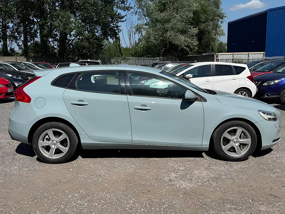 Used 2017 Volvo V40 Momentum Nav Plus Blue - Interior and Exterior details 8