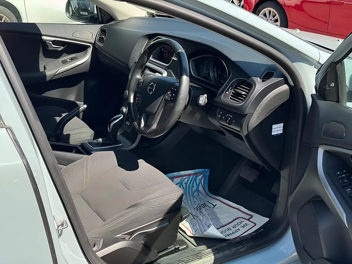 Used 2017 Volvo V40 Momentum Nav Plus Blue - Interior and Exterior details 9