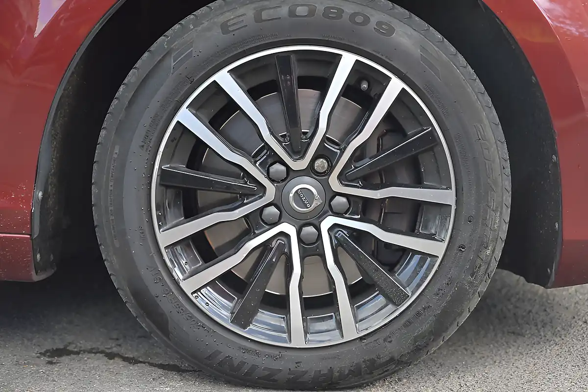 Used 2017 Volvo V40 Momentum Nav Plus Flamenco Red - Interior and Exterior details 12