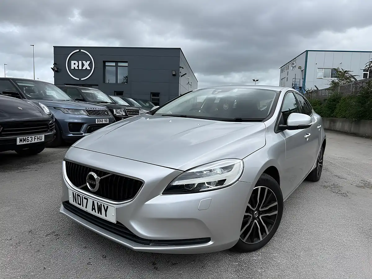 Used 2017 Volvo V40 Momentum Nav Plus Silver - Front View