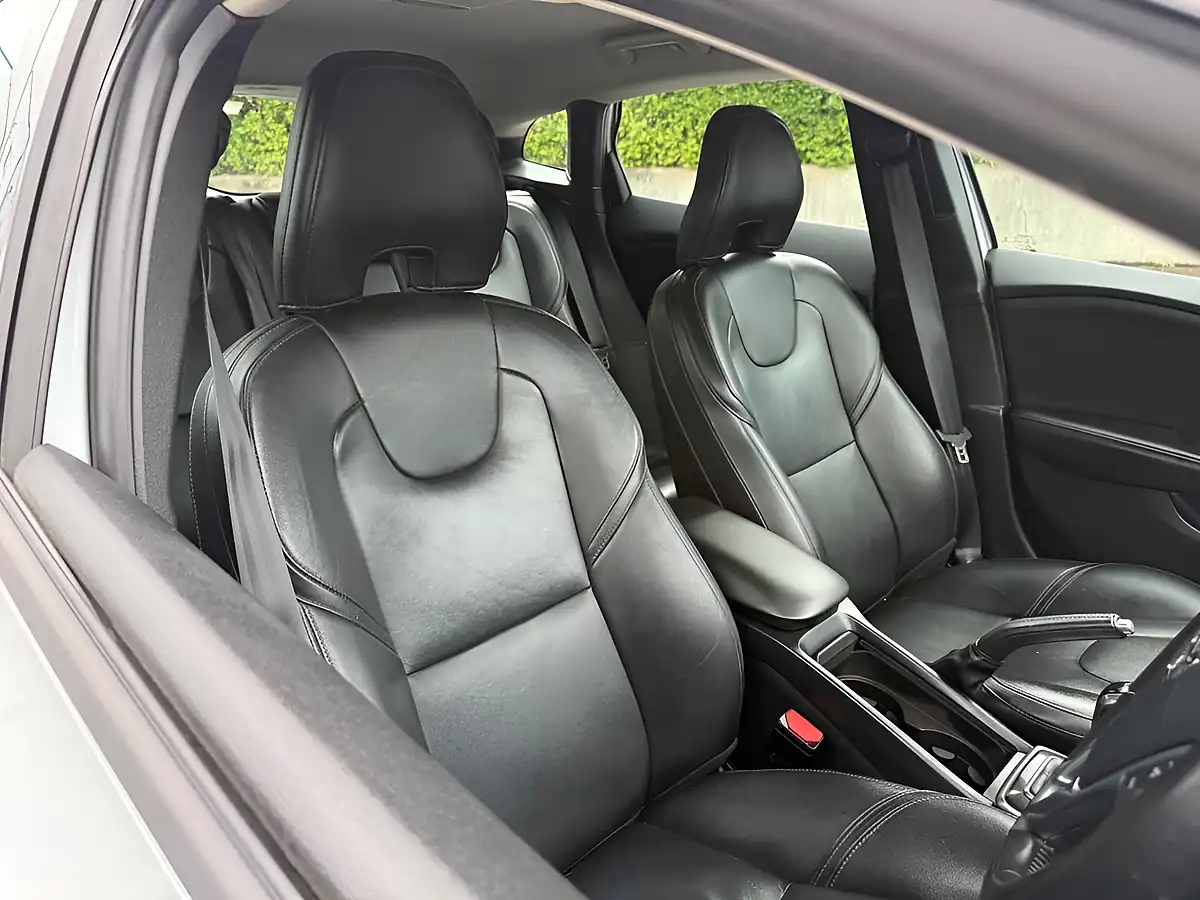 Used 2017 Volvo V40 Momentum Nav Plus Silver - Interior and Exterior details 11