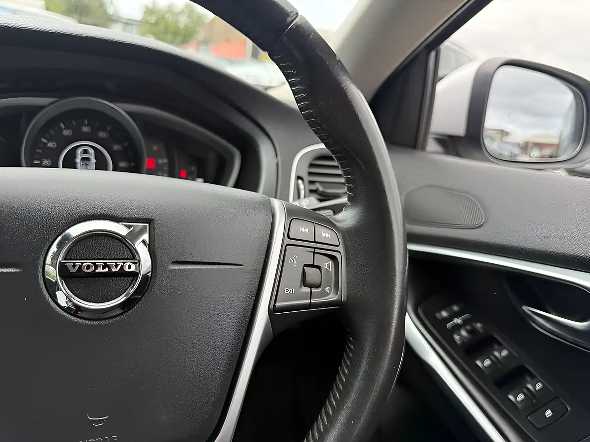 Used 2017 Volvo V40 Momentum Nav Plus Silver - Interior and Exterior details 13