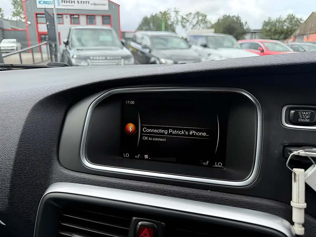 Used 2017 Volvo V40 Momentum Nav Plus Silver - Interior and Exterior details 15