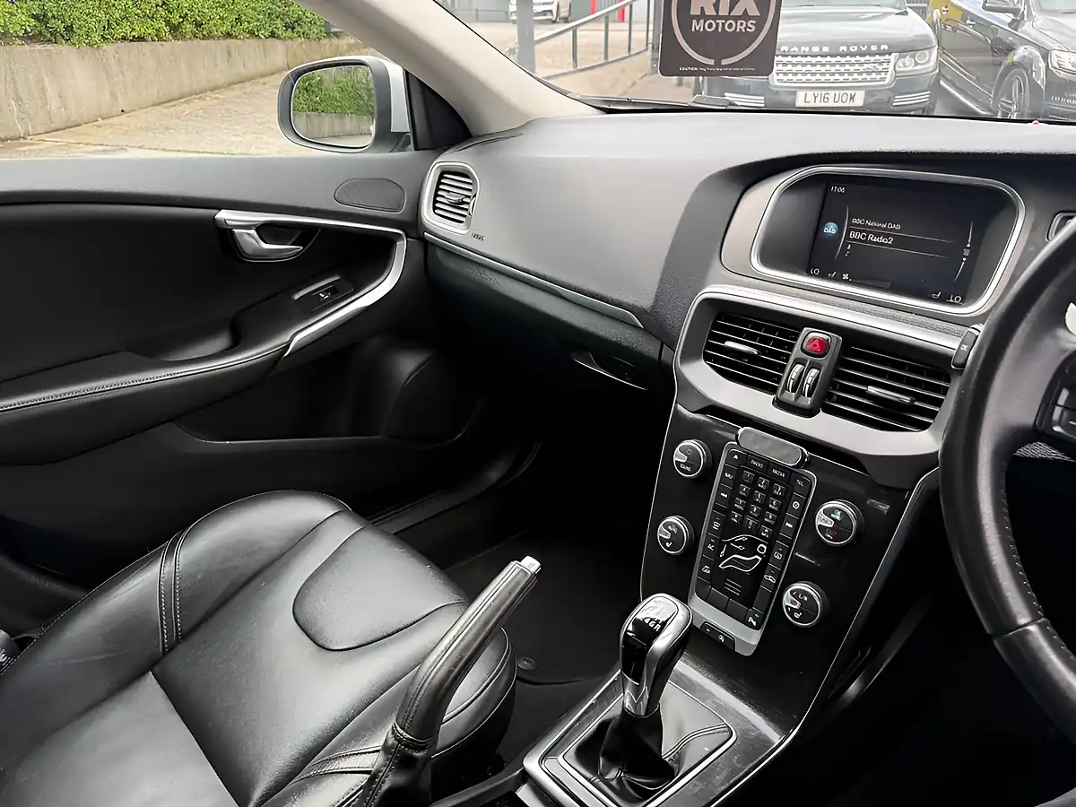 Used 2017 Volvo V40 Momentum Nav Plus Silver - Interior and Exterior details 17