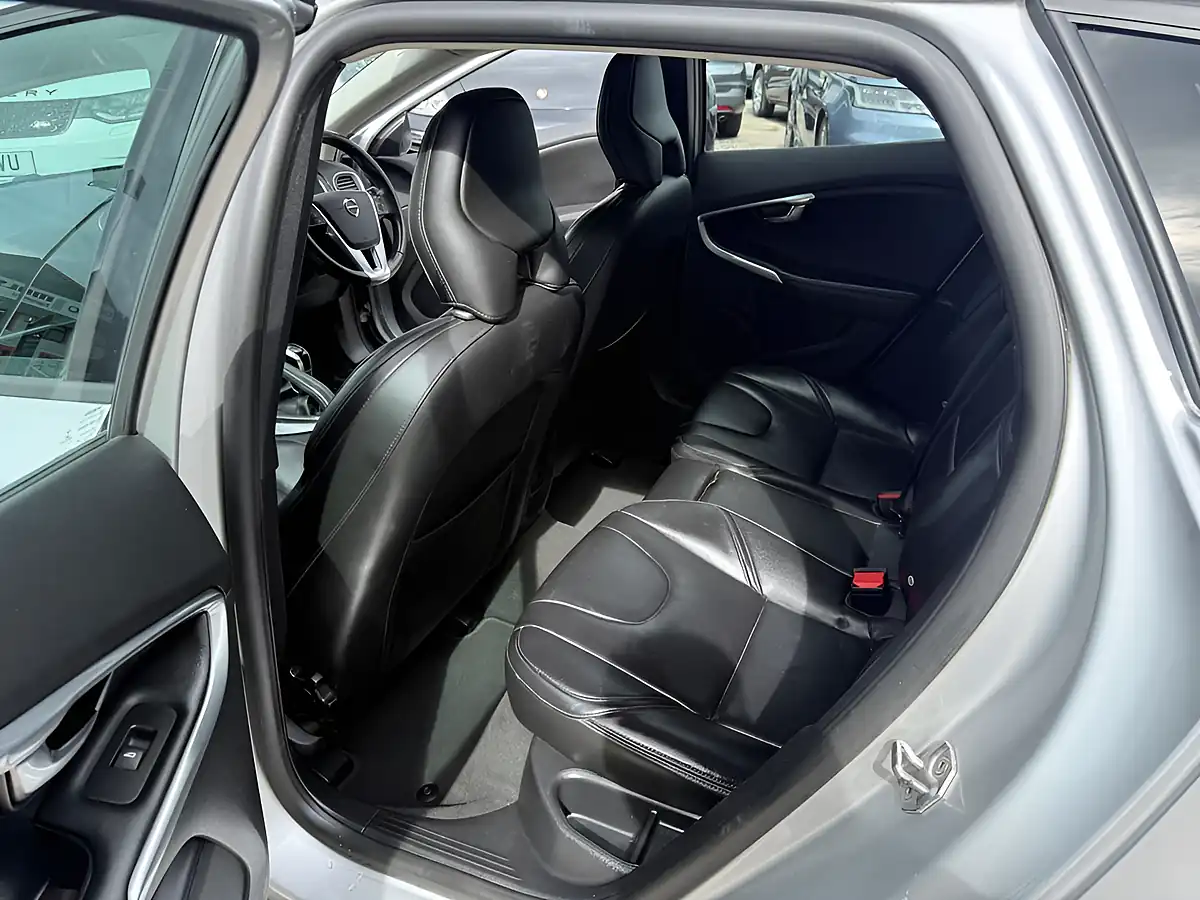 Used 2017 Volvo V40 Momentum Nav Plus Silver - Interior and Exterior details 18
