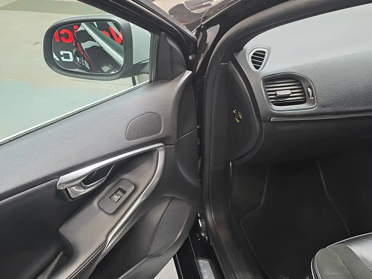 Used 2017 Volvo V40 R-Design Black - Interior and Exterior details 15